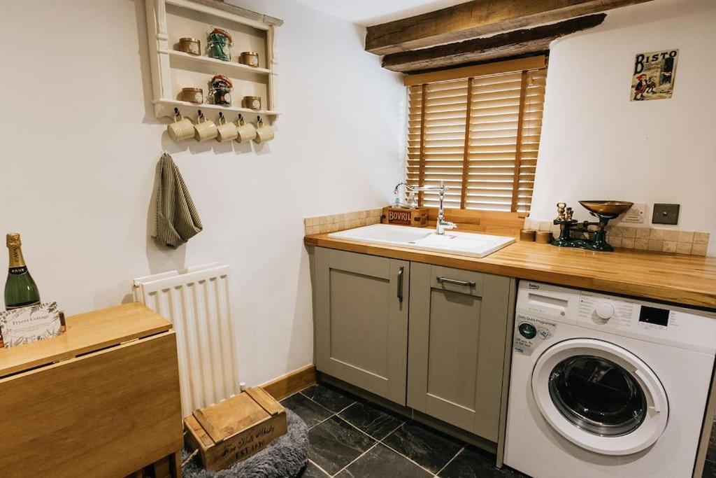 Fryers Cottage - Beautiful 2 Bedroom Town & Country Cottage On Edge Of Peak District Wirksworth Buitenkant foto