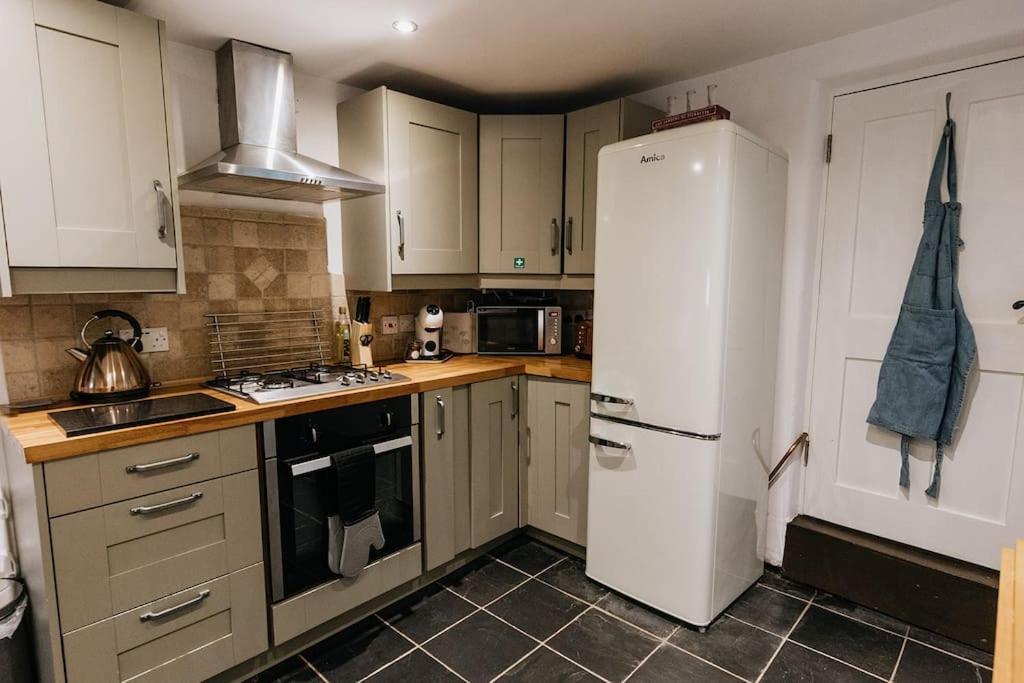 Fryers Cottage - Beautiful 2 Bedroom Town & Country Cottage On Edge Of Peak District Wirksworth Buitenkant foto