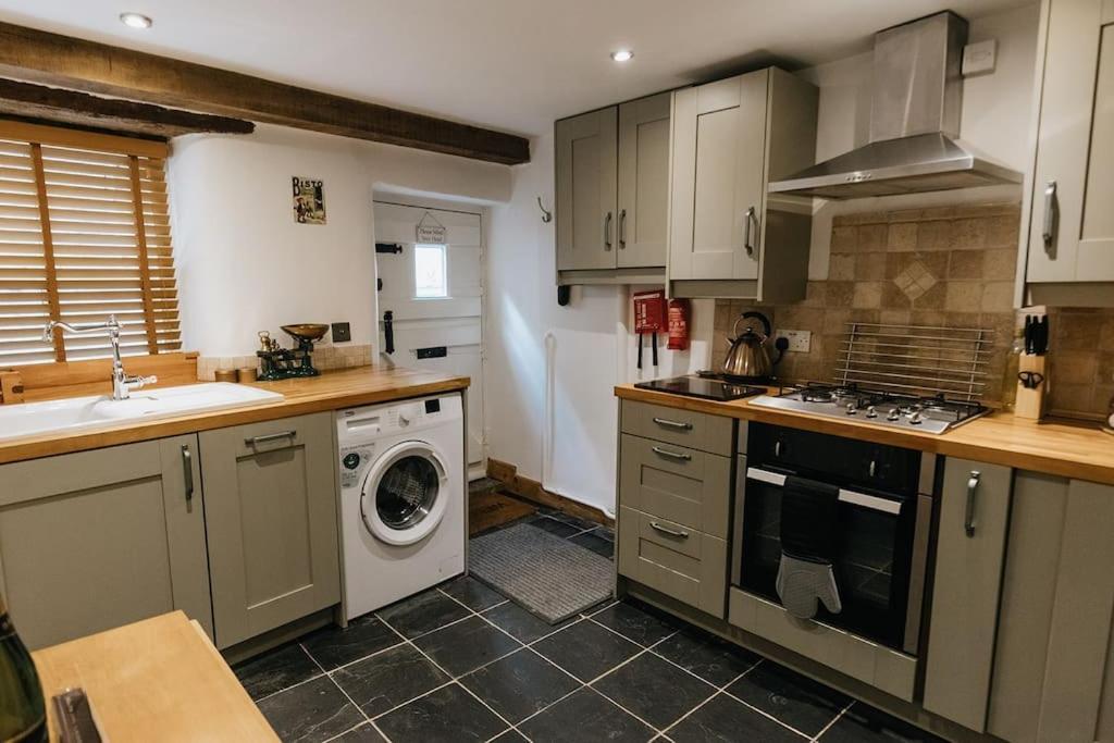 Fryers Cottage - Beautiful 2 Bedroom Town & Country Cottage On Edge Of Peak District Wirksworth Buitenkant foto