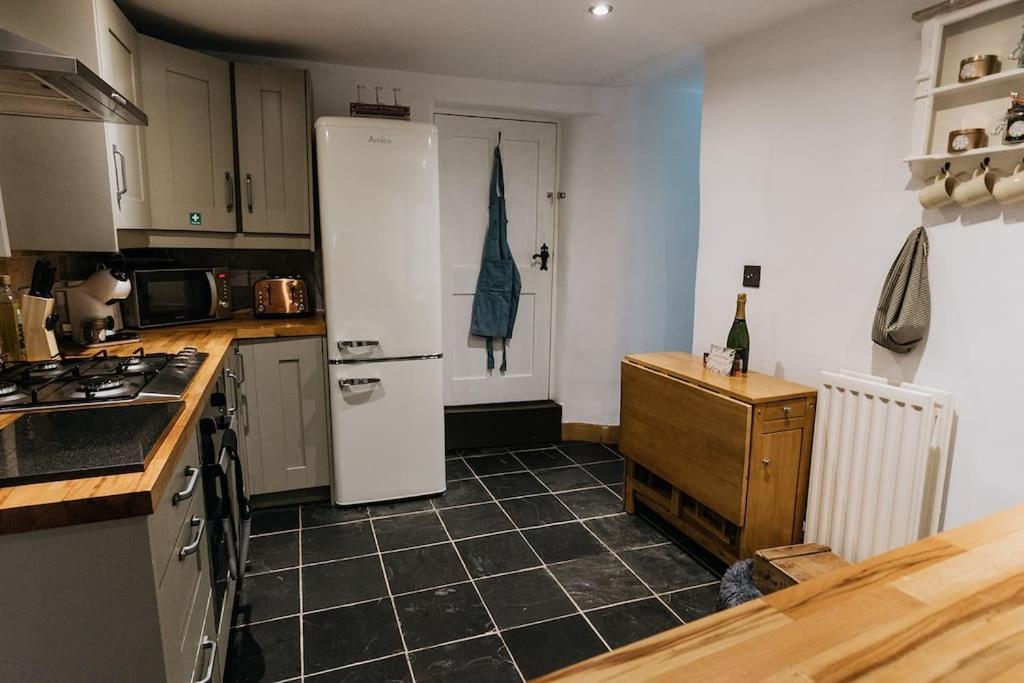 Fryers Cottage - Beautiful 2 Bedroom Town & Country Cottage On Edge Of Peak District Wirksworth Buitenkant foto